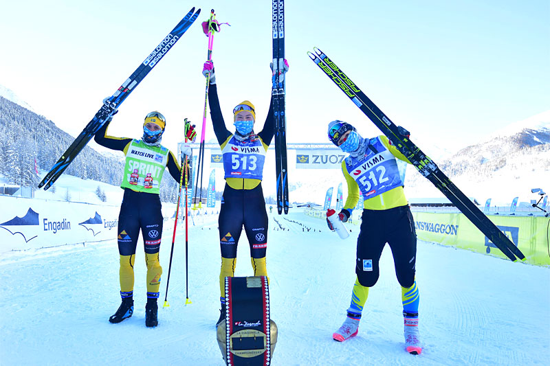 Damenes seierspall i Engadin La Diagonela 2021. FV: Lina Korsgren (2. plass), Jenny Larsson (1) og Emilie Fleten (3). Foto: Reichert/NordicFocus. Damenes seierspall i Engadin La Diagonela 2021. FV: Lina Korsgren (2. plass), Jenny Larsson (1) og Emilie Fleten (3). Foto: Reichert/NordicFocus.