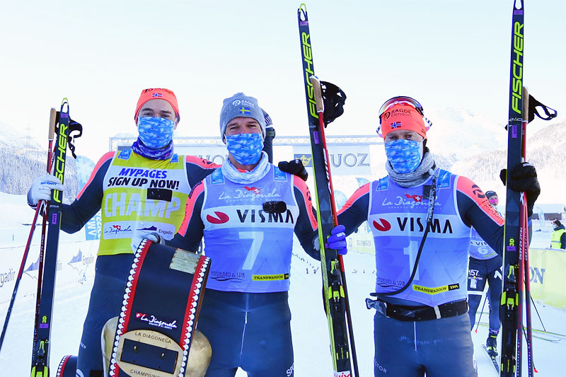 Herrenes seierspall i Engadin La Diagonela 2101. FV: Andreas Nygaard (2. plass), Oskar Kardin (1) og Petter Eliassen (3). Foto: Reichert/NordicFocus. Herrenes seierspall i Engadin La Diagonela 2101. FV: Andreas Nygaard (2. plass), Oskar Kardin (1) og Petter Eliassen (3). Foto: Reichert/NordicFocus.