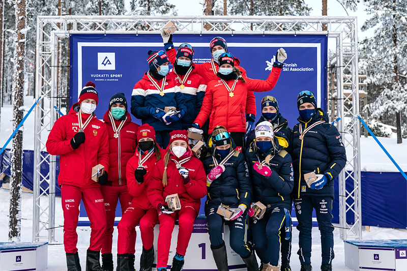 Seierspallen på miksstafetten under U23-VM Vuokatti 2021. FV: Russland (2. plass), Norge (1) og Sverige (3). Foto: Tomi Mäkipää / Loru Creative. Seierspallen på miksstafetten under U23-VM Vuokatti 2021. FV: Russland (2. plass), Norge (1) og Sverige (3). Foto: Tomi Mäkipää / Loru Creative.