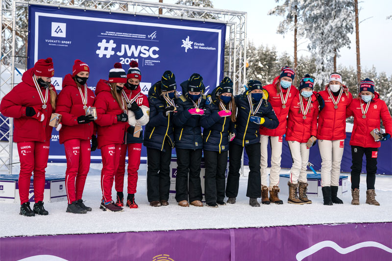 Damenes seierspall på stafetten under Junior-VM Vuokatti 2021. FV: Russland (2. plass), Sverige (1) og Norge (3). Foto: Tomi Mäkipää / Loru Creative. Damenes seierspall på stafetten under Junior-VM Vuokatti 2021. FV: Russland (2. plass), Sverige (1) og Norge (3). Foto: Tomi Mäkipää / Loru Creative.