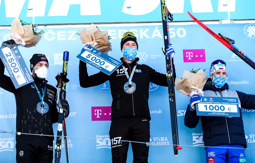 Herrenes seierspall i Jizerska 2021, sesongens 4. renn i Ski Classics. FV: Tord Asle Gjerdalen (2. plass), Emil Persson (1) og Ermil Vokuev (3). Foto: Tomáš Hejzlar / Jizerská 50. Herrenes seierspall i Jizerska 2021, sesongens 4. renn i Ski Classics. FV: Tord Asle Gjerdalen (2. plass), Emil Persson (1) og Ermil Vokuev (3). Foto: Tomáš Hejzlar / Jizerská 50.