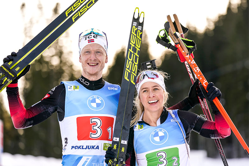 Johannes Thingnes Bø og Tiril Eckhoff stråler etter å ha gått Norge inn til VM-sølv i parstafett under verdensmesterskapet i Pokljuka 2021. Foto: Thibaut/NordicFocus. Johannes Thingnes Bø og Tiril Eckhoff stråler etter å ha gått Norge inn til VM-sølv i parstafett under verdensmesterskapet i Pokljuka 2021. Foto: Thibaut/NordicFocus.