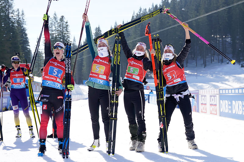 Marte Olsbu Røiseland, Ida Lien, Tiril Eckhoff og Ingrid Landmark Tandrevold jubler etter å ha gått Norge inn til VM-gull i damestafetten under verdensmesterskapet i Pokljuka 2021. Foto: Thibaut/NordicFocus. Marte Olsbu Røiseland, Ida Lien, Tiril Eckhoff og Ingrid Landmark Tandrevold jubler etter å ha gått Norge inn til VM-gull i damestafetten under verdensmesterskapet i Pokljuka 2021. Foto: Thibaut/NordicFocus.
