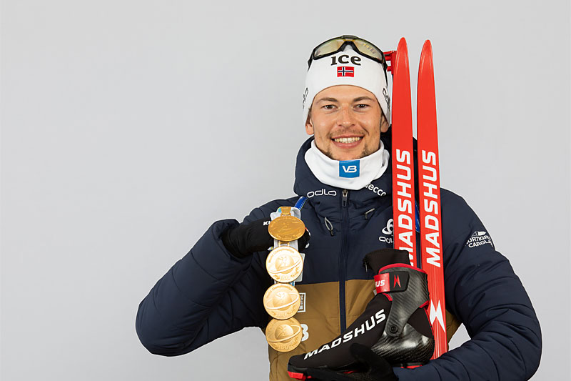 Sturla Holm Lægreid med VM-medaljer fra verdensmesterskapet i skiskyting i Pokljuka 2021. Foto: Manzoni/NordicFocus. Sturla Holm Lægreid med VM-medaljer fra verdensmesterskapet i skiskyting i Pokljuka 2021. Foto: Manzoni/NordicFocus.