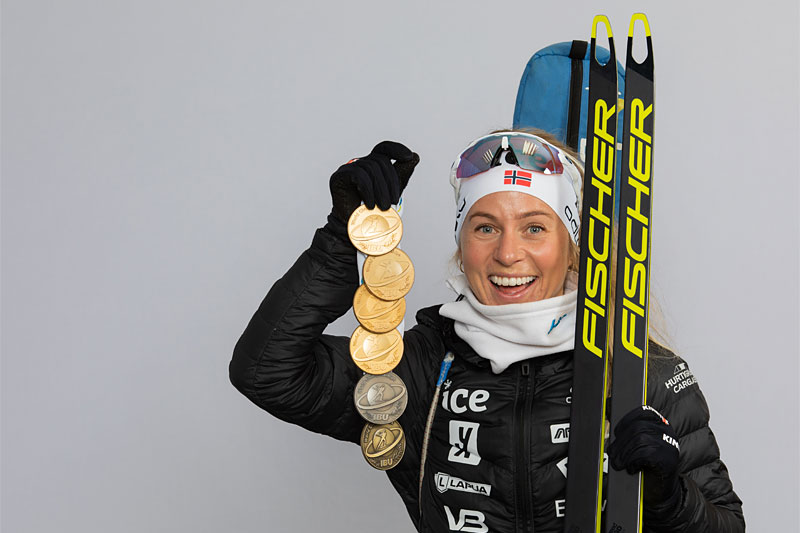 Tiril Eckhoff med VM-medaljer fra verdensmesterskapet i skiskyting i Pokljuka 2021. Foto: Manzoni/NordicFocus. Tiril Eckhoff med VM-medaljer fra verdensmesterskapet i skiskyting i Pokljuka 2021. Foto: Manzoni/NordicFocus.