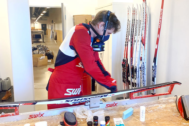 Henrik Johnsen er en av de sentrale personene i Swix sitt racing-apparat og er ofte å finne i smørebua og andre steder hvor det jobbes med skismurning og glider. Foto: Swix. Henrik Johnsen er en av de sentrale personene i Swix sitt racing-apparat og er ofte å finne i smørebua og andre steder hvor det jobbes med skismurning og glider. Foto: Swix.