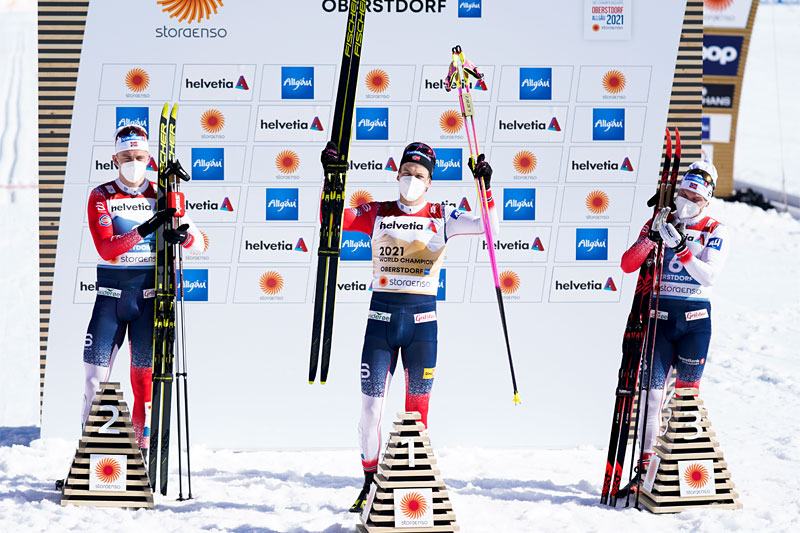 Herrenes seierspall på sprinten under VM i Oberstdorf 2021. FV: Erik Valnes (2. plass), Johannes Høsflot Klæbo (1) og Håvard Solås Taugbøl (3). Foto: Thibaut/NordicFocus. Herrenes seierspall på sprinten under VM i Oberstdorf 2021. FV: Erik Valnes (2. plass), Johannes Høsflot Klæbo (1) og Håvard Solås Taugbøl (3). Foto: Thibaut/NordicFocus.