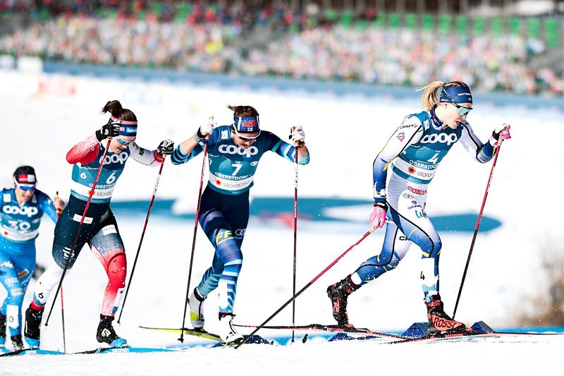 VM-sprintens vinner, Jonna Sundling, fremst i feltet i et av heatene under VM i Oberstdorf 2021. Ane Appelkvist Stenseth ligger som nummer tre. Foto: Modica/NordicFocus. VM-sprintens vinner, Jonna Sundling, fremst i feltet i et av heatene under VM i Oberstdorf 2021. Ane Appelkvist Stenseth ligger som nummer tre. Foto: Modica/NordicFocus.