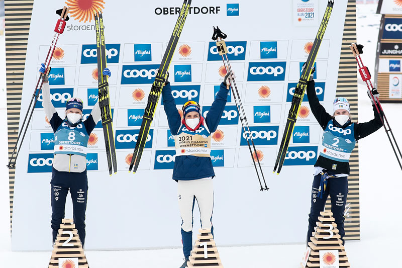 Damenes seierspall på 15 km skiathlon under VM i Oberstdorf 2021. FV: Frida Karlsson (2. plass), Therese Johaug (1) og Ebba Andersson (3). Foto: Modica/NordicFocus. Damenes seierspall på 15 km skiathlon under VM i Oberstdorf 2021. FV: Frida Karlsson (2. plass), Therese Johaug (1) og Ebba Andersson (3). Foto: Modica/NordicFocus.