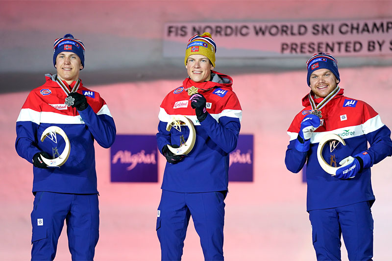 Medaljeutdeling til herrenes seierspall på sprinten under VM i Oberstdorf 2021. FV: Erik Valnes (2. plass), Johannes Høsflot Klæbo (1) og Håvard Solås Taugbøl (3). Foto: Thibaut/NordicFocus. Medaljeutdeling til herrenes seierspall på sprinten under VM i Oberstdorf 2021. FV: Erik Valnes (2. plass), Johannes Høsflot Klæbo (1) og Håvard Solås Taugbøl (3). Foto: Thibaut/NordicFocus.