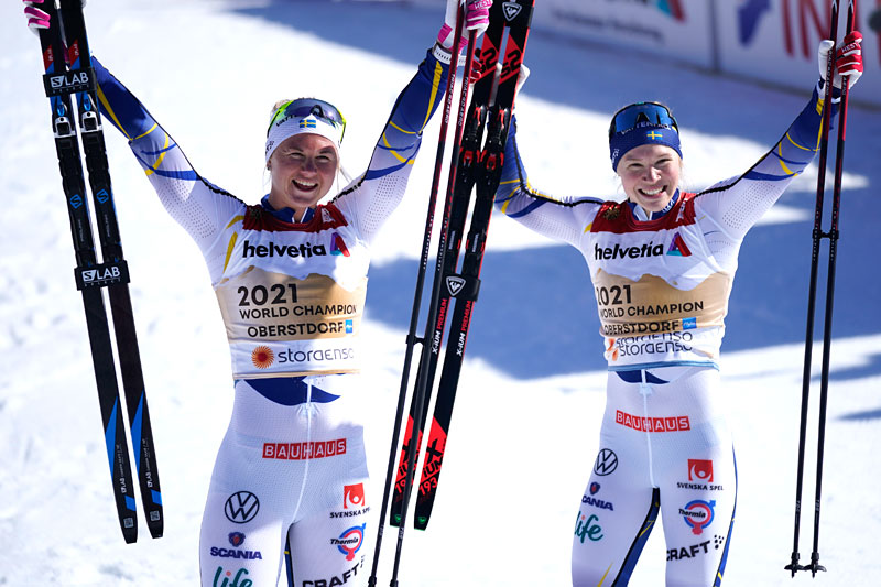 Maja Dahlqvist og Jonna Sundling jubler etter å ha vunnet lagsprinten for Sverige under VM i Oberstdorf 2021. Foto: Modica/NordicFocus. Maja Dahlqvist og Jonna Sundling jubler etter å ha vunnet lagsprinten for Sverige under VM i Oberstdorf 2021. Foto: Modica/NordicFocus.