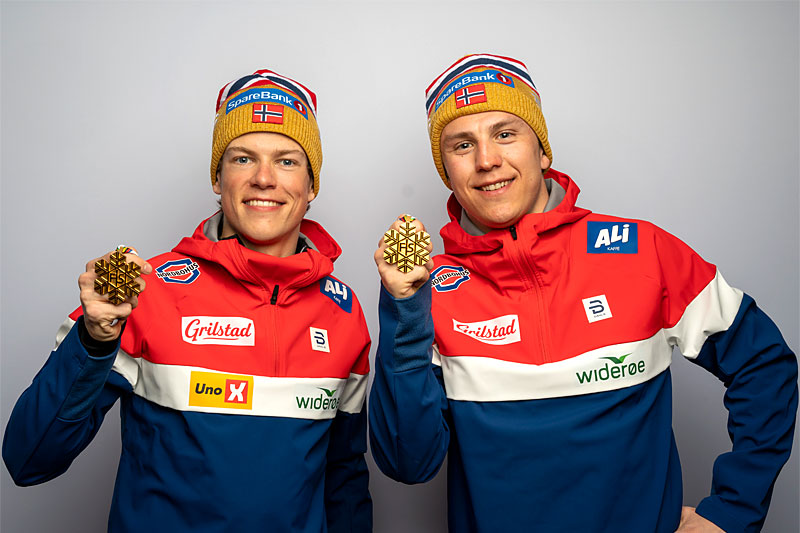 Johannes Høsflot Klæbo og Erik Valnes med sine VM-gull fra lagsprinten under verdensmesterskapet i Oberstdorf 2021. Foto: Vianney Thibaut/NordicFocus. Johannes Høsflot Klæbo og Erik Valnes med sine VM-gull fra lagsprinten under verdensmesterskapet i Oberstdorf 2021. Foto: Vianney Thibaut/NordicFocus.