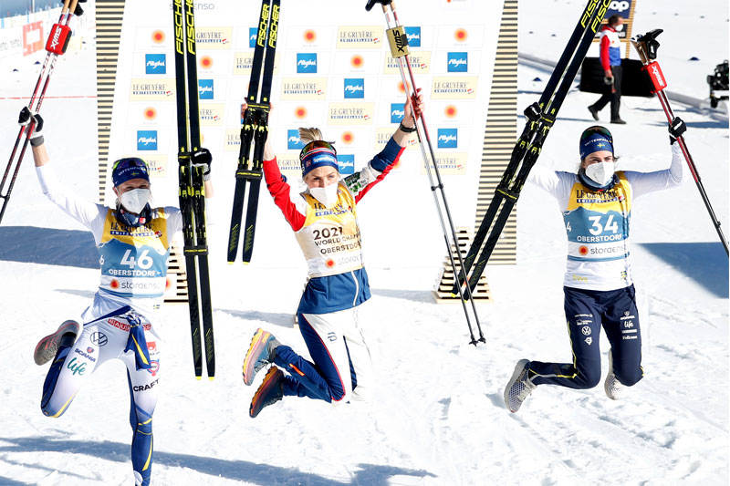 Damenes seierspall på 10 km fri under VM i Oberstdorf 2021. FV: Frida Karlsson (2. plass), Therese Johaug (1) og Ebba Andersson (3). Foto: Modica/NordicFocus. Damenes seierspall på 10 km fri under VM i Oberstdorf 2021. FV: Frida Karlsson (2. plass), Therese Johaug (1) og Ebba Andersson (3). Foto: Modica/NordicFocus.