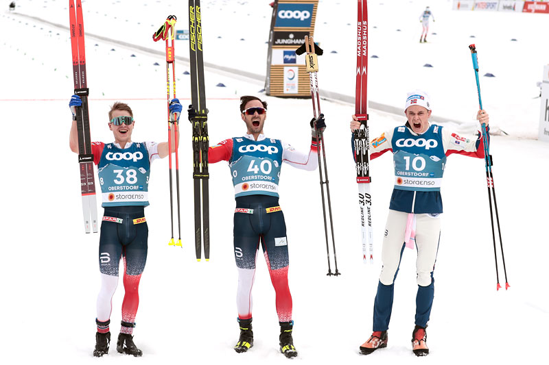 Herrenes seierspall på 15 km fri under VM i Oberstdorf 2021. FV: Simen Hegstad Krüger (2. plass), Hans Christer Holund (1) og Harald Østberg Amundsen (3). Foto: Modica/NordicFocus. Herrenes seierspall på 15 km fri under VM i Oberstdorf 2021. FV: Simen Hegstad Krüger (2. plass), Hans Christer Holund (1) og Harald Østberg Amundsen (3). Foto: Modica/NordicFocus.