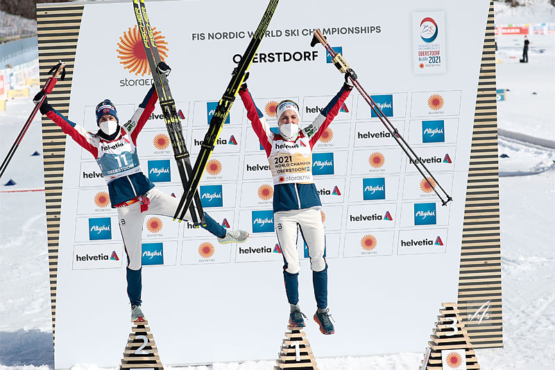 Damenes seierspall på 3-mila under VM i Oberstdorf 2021. FV: Heidi Weng (2. plass), Therese Johaug (1) og Frida Karlsson på pallens tredje trinn manglet, dette da hun var kjørt bort av sykebil grunnet armskade. Foto: Modica/NordicFocus. Damenes seierspall på 3-mila under VM i Oberstdorf 2021. FV: Heidi Weng (2. plass), Therese Johaug (1) og Frida Karlsson på pallens tredje trinn manglet, dette da hun var kjørt bort av sykebil grunnet armskade. Foto: Modica/NordicFocus.