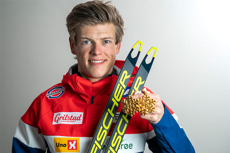 Johannes Høsflot Klæbo med et par av sine VM-gull fra verdensmesterskapet i Oberstdorf 2021. Foto: Thibaut/NordicFocus. Johannes Høsflot Klæbo med et par av sine VM-gull fra verdensmesterskapet i Oberstdorf 2021. Foto: Thibaut/NordicFocus.