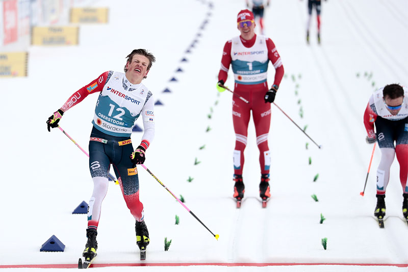 Johannes Høsflot Klæbo krysser målstreken først på 50 km under Oberstdorf-VM 2021, foran Emil Iversen og Alexander Bolshunov. Foto: Modica/NordicFocus. Johannes Høsflot Klæbo krysser målstreken først på 50 km under Oberstdorf-VM 2021, foran Emil Iversen og Alexander Bolshunov. Foto: Modica/NordicFocus.