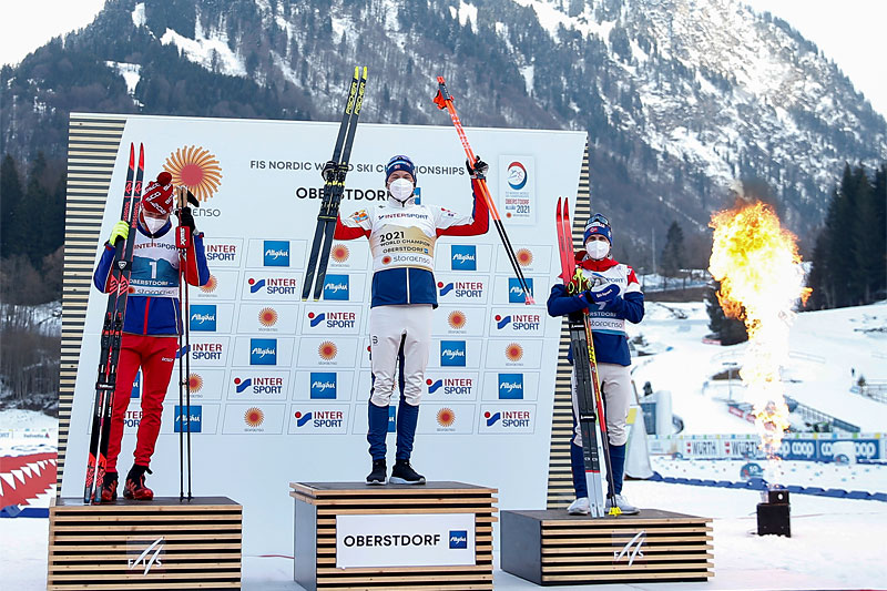 Herrenes seierspall på 5-mila under VM i Oberstdorf 2021. FV: Alexander Bolshunov (2. plass), Emil Iversen (1) og Simen Hegstad Krüger (3). Foto: Modica/NordicFocus. Herrenes seierspall på 5-mila under VM i Oberstdorf 2021. FV: Alexander Bolshunov (2. plass), Emil Iversen (1) og Simen Hegstad Krüger (3). Foto: Modica/NordicFocus.