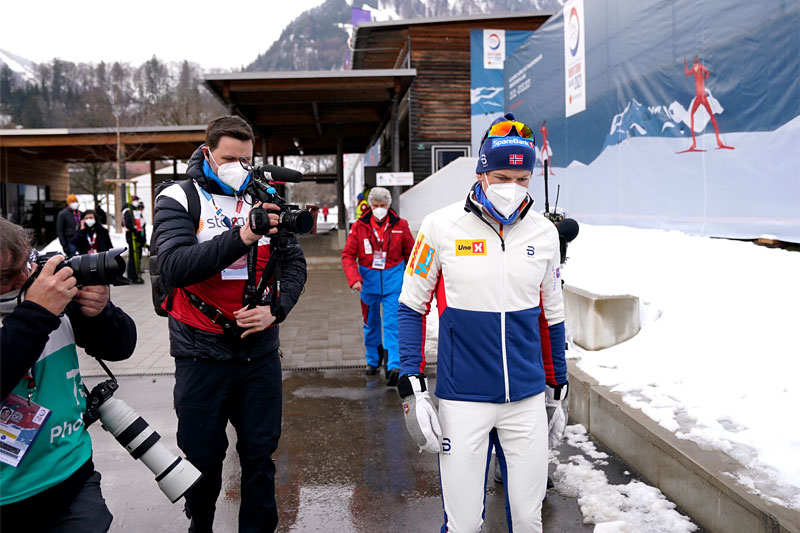 Johannes Høsflot Klæbo etter at han har fått beskjed om at juryen valgte å diske ham fra 5-milsgullet under VM i Oberstdorf 2021. Foto: Thibaut/NordicFocus. Johannes Høsflot Klæbo etter at han har fått beskjed om at juryen valgte å diske ham fra 5-milsgullet under VM i Oberstdorf 2021. Foto: Thibaut/NordicFocus.