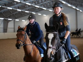 Ine og Sara i dyp konsentrasjon under jockey-undervisningen.