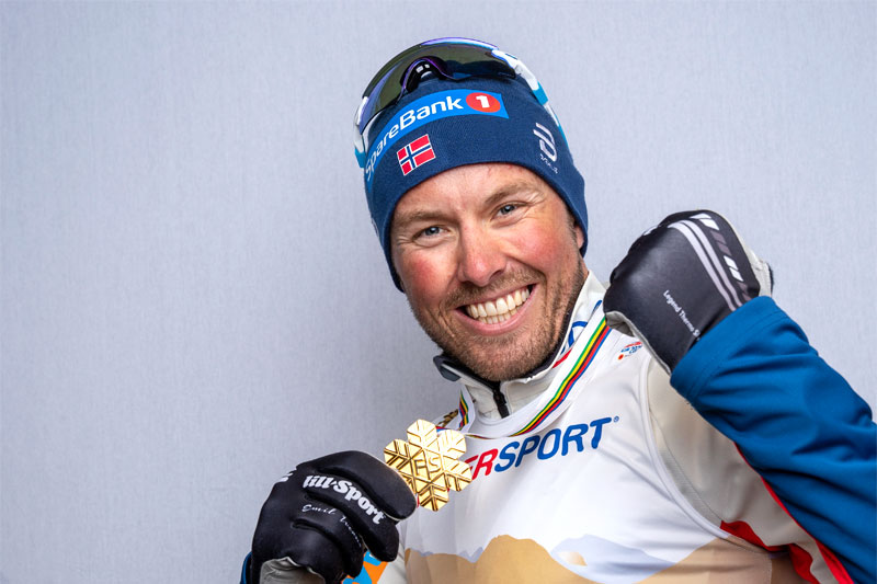 Emil Iversen med gullmedaljen han ble tildelt etter 5-mila under VM i Oberstdorf 2021. Foto: Modica/NordicFocus. Emil Iversen med gullmedaljen han ble tildelt etter 5-mila under VM i Oberstdorf 2021. Foto: Modica/NordicFocus.