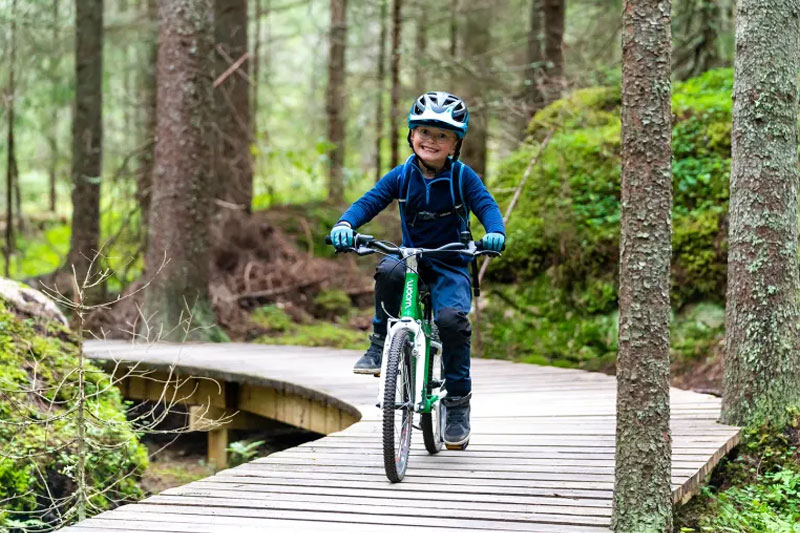 Trysil skal ansette tre barn mellom 6 og 14 år i sommer, som skal lære voksne å leke igjen. Foto: Jonas Sjögren/Trysil. Trysil skal ansette tre barn mellom 6 og 14 år i sommer, som skal lære voksne å leke igjen. Foto: Jonas Sjögren/Trysil.