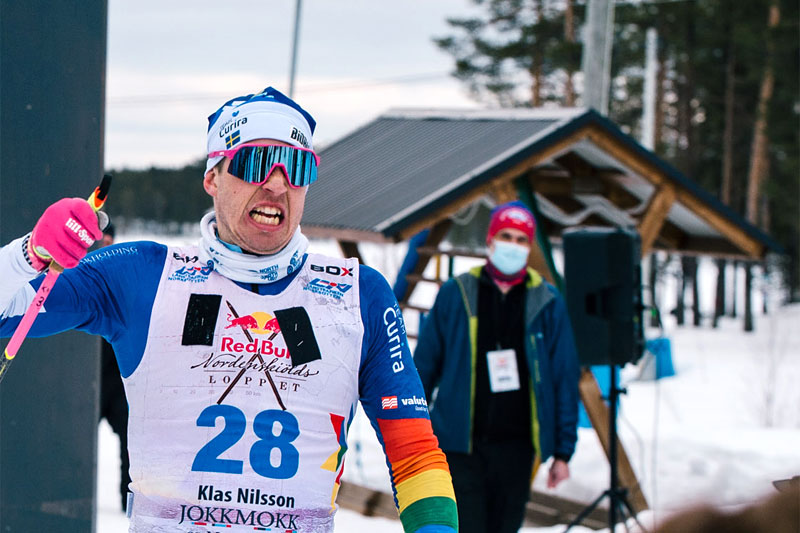 Klas Nilsson jubler over å ha vunnet 2021-utgaven av det 220 km lange Red Bull Nordenskiöldsloppet. Foto: Adam Klingeteg / Red Bull Content Pool. Klas Nilsson jubler over å ha vunnet 2021-utgaven av det 220 km lange Red Bull Nordenskiöldsloppet. Foto: Adam Klingeteg / Red Bull Content Pool.