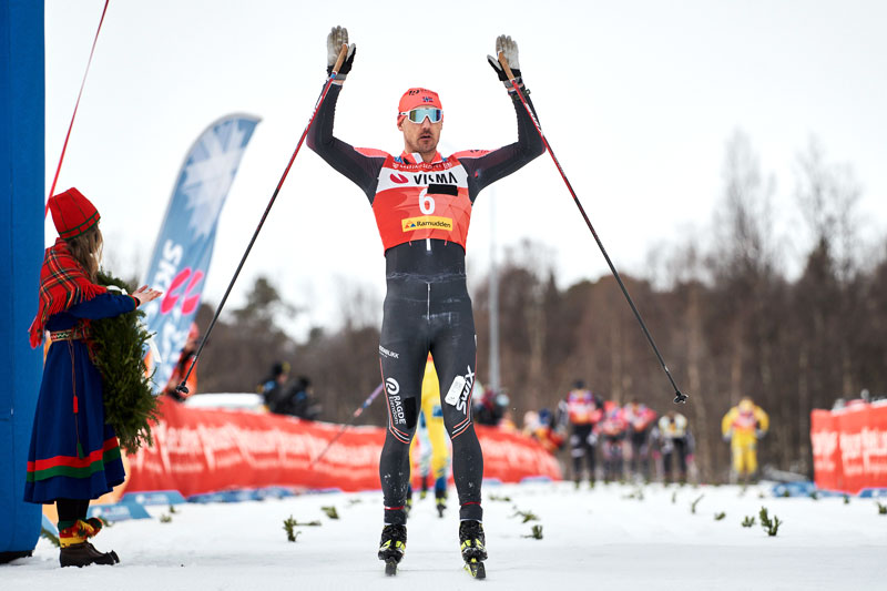 Andreas Nygaard inn i mål som vinner av det 100 kilometer lange Årefjällsloppet 2021. Magnus Östh/Visma Ski Classics/NordicFocus. Andreas Nygaard inn i mål som vinner av det 100 kilometer lange Årefjällsloppet 2021. Magnus Östh/Visma Ski Classics/NordicFocus.