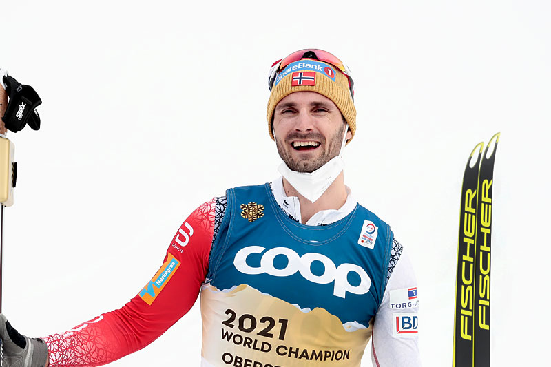 Hans Christer Holund stråler med gullua og spesialstartnummer som viser at han har vunnet 15 km under Oberstdorf-VM 2021. Foto: Modica/NordicFocus. Hans Christer Holund stråler med gullua og spesialstartnummer som viser at han har vunnet 15 km under Oberstdorf-VM 2021. Foto: Modica/NordicFocus.