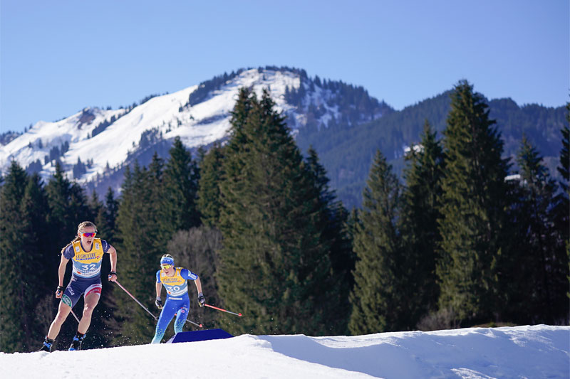 En sommerkledd Jessie Diggins, under VM i Oberstdorf 2021, med Anamarija Lampic følgende like bak. Foto: Thibaut/NordicFocus. En sommerkledd Jessie Diggins, under VM i Oberstdorf 2021, med Anamarija Lampic følgende like bak. Foto: Thibaut/NordicFocus.
