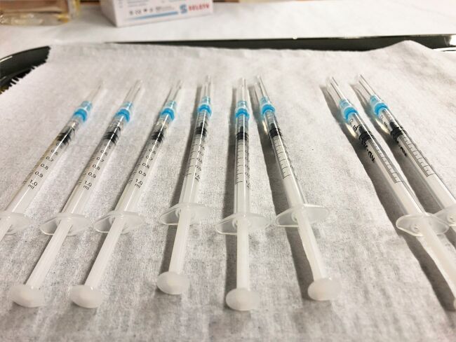 Bildet viser vaksinedoser klare til bruk.