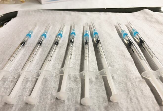 Bildet viser vaksinedoser klare til bruk.
