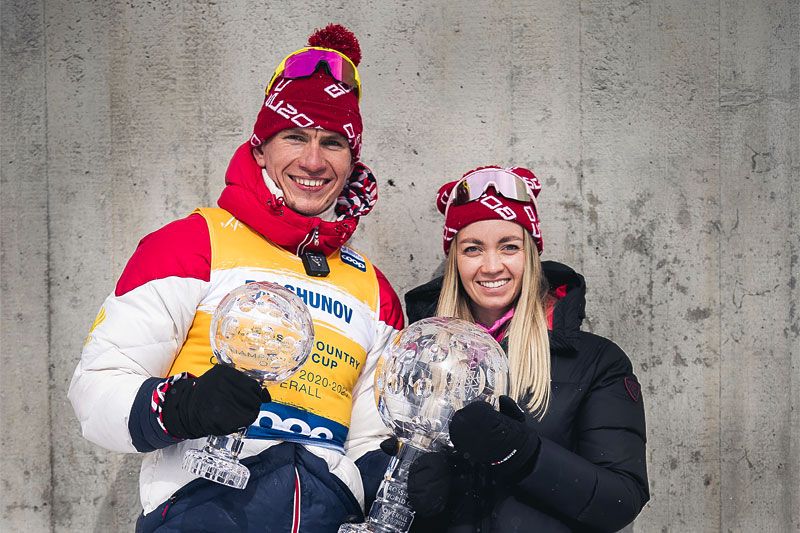 Alexander Bolshunov med sin kjæreste, langrennsløperen Anna Zherebyateva, og krystallkuler han vant i verdenscupen 2020/2021 som totalvinner og vinner av distansecupen. Foto: Modica/NordicFocus. Alexander Bolshunov med sin kjæreste, langrennsløperen Anna Zherebyateva, og krystallkuler han vant i verdenscupen 2020/2021 som totalvinner og vinner av distansecupen. Foto: Modica/NordicFocus.
