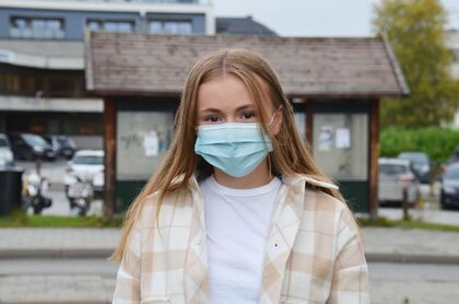 Husk munnbind der 1-meter Bildet viser ei jente med munnbind