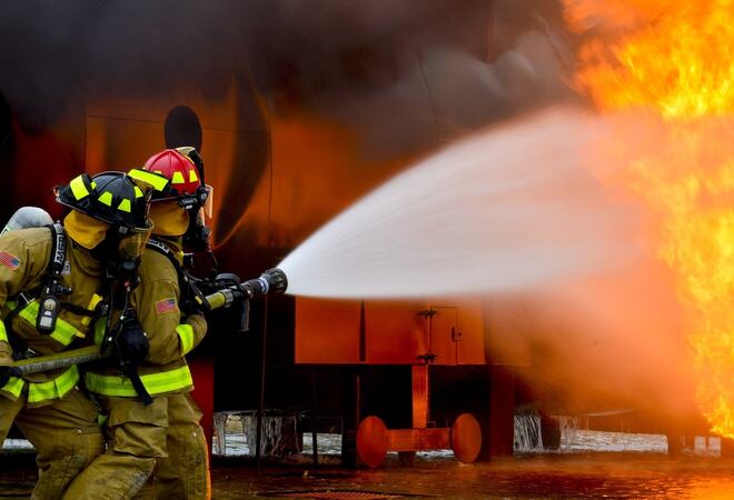 Bildet viser brannmenn in action.