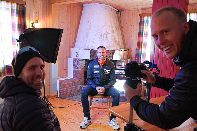 Erik Jensen Liland (tv) og filmskaper Sebastian Loraas lager film om Kobberløpet. Her intervjuer de Niklas Dyrhaug. Foto: Kobberløpet. Erik Jensen Liland (tv) og filmskaper Sebastian Loraas lager film om Kobberløpet. Her intervjuer de Niklas Dyrhaug. Foto: Kobberløpet.