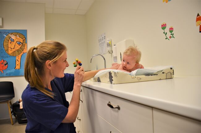 Bildet viser en baby som er på kontroll på helsestasjonen.