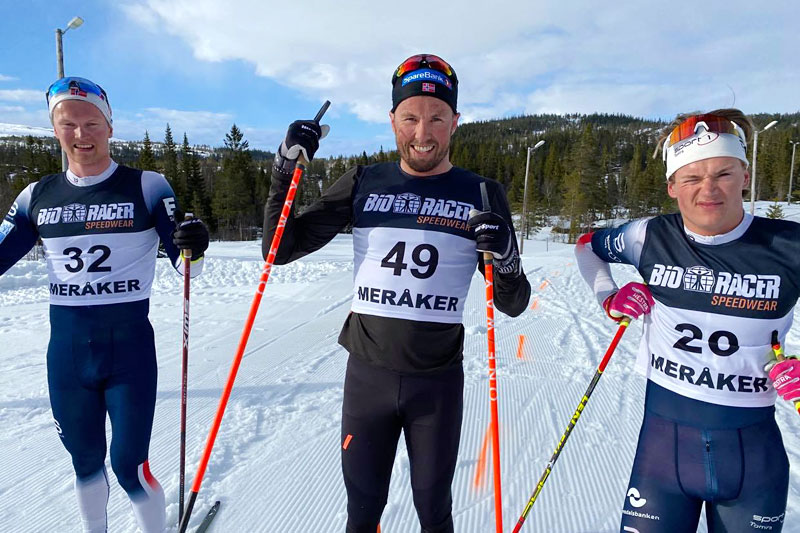 Seierspallen for herrer i Grovamila 2021. I midten Emil Iversen som vant det hele. Han er flankert av pallgutta Geir Kristian Hoås og Karsten André Vestad. Foto: Geir Haugen. Seierspallen for herrer i Grovamila 2021. I midten Emil Iversen som vant det hele. Han er flankert av pallgutta Geir Kristian Hoås og Karsten André Vestad. Foto: Geir Haugen.