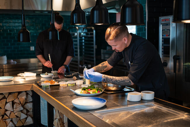 Bildet viser kokkene som jobber på kjøkkenet på Thorbjørnrud hotell.