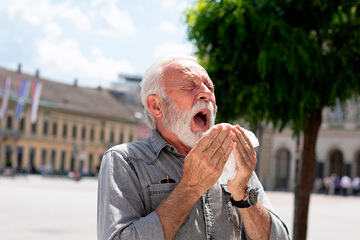 bs-Old-man-sneezes-370439086-360