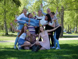 En herlig gjeng som nå er ferdige med ridelærerstudiet ved Norsk Hestesenter.