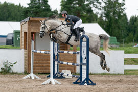 Dina Haagensli og Pepper under et sprangstevne på Hønefoss sommeren 2020 (120 cm). Foto: Kristian Strøm, stroomphotography