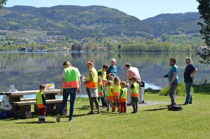 Grilling på Nøklebytangen, Jevnaker (foto: Anette Skafjeld) Bildet viser grilling på stranda på Nøklebytangen