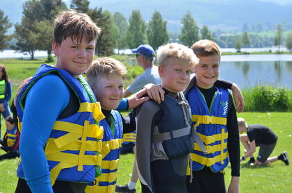 Bildet viser guttene, Noah, Jørgen, Edvard og Elias