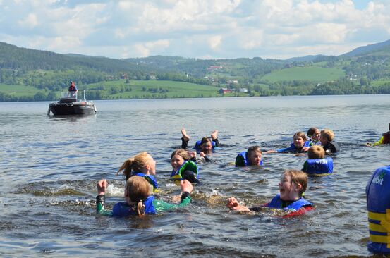 Bildet viser elever fra Toso i vannet