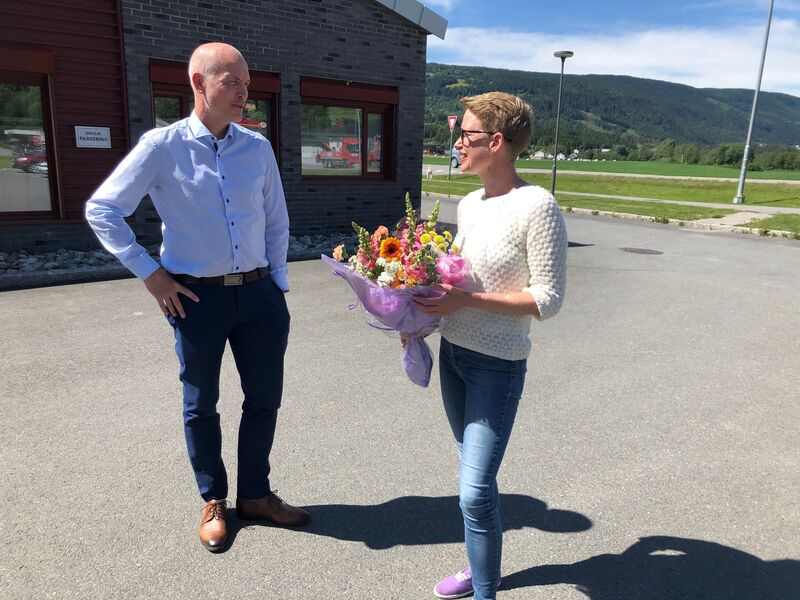 Assisterende statsforvalter Sigurd Tremoen fra Statsforvalteren overrekker blomster til ordfører Anette Musdalslien