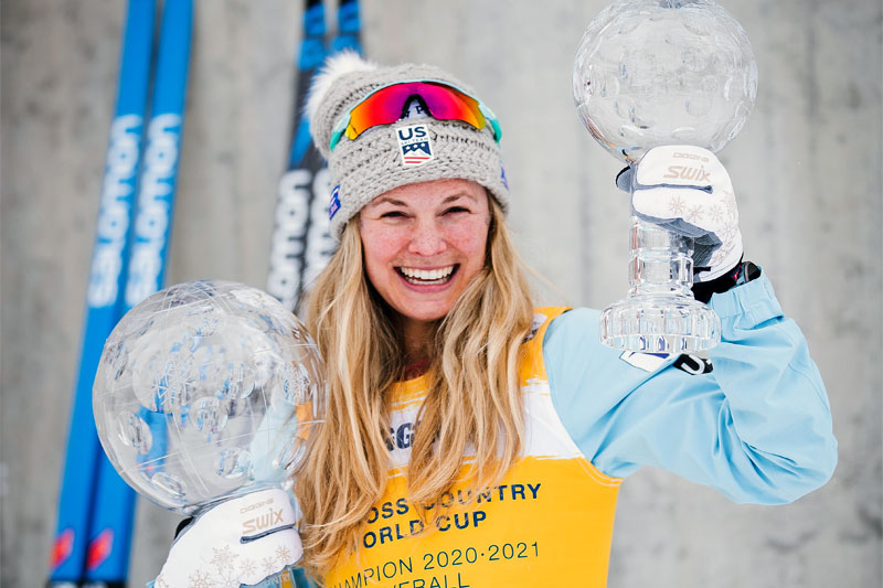 Jessie Diggins med krystallkuler som viser at hun var best i verdenscupen gjennom sesongen 2020/2021. Foto: Modica/NordicFocus. Jessie Diggins med krystallkuler som viser at hun var best i verdenscupen gjennom sesongen 2020/2021. Foto: Modica/NordicFocus.