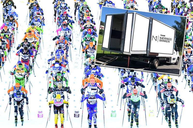 Smørebil fra Team Næringsbanken innfelt i et bilde fra starten til Vasaloppet 2021. Foto Vasan: Schmidt / NordicFocus. Collage: Langrenn.com. Smørebil fra Team Næringsbanken innfelt i et bilde fra starten til Vasaloppet 2021. Foto Vasan: Schmidt / NordicFocus. Collage: Langrenn.com.