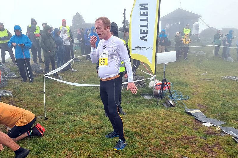 Bjørn Dæhlie har akkurat gått i mål i Vetten Opp i Bø i Vesterålen. Foto: Perovehovland@yahoo.com / Per-Ove Hovland. Bjørn Dæhlie har akkurat gått i mål i Vetten Opp i Bø i Vesterålen. Foto: Perovehovland@yahoo.com / Per-Ove Hovland.