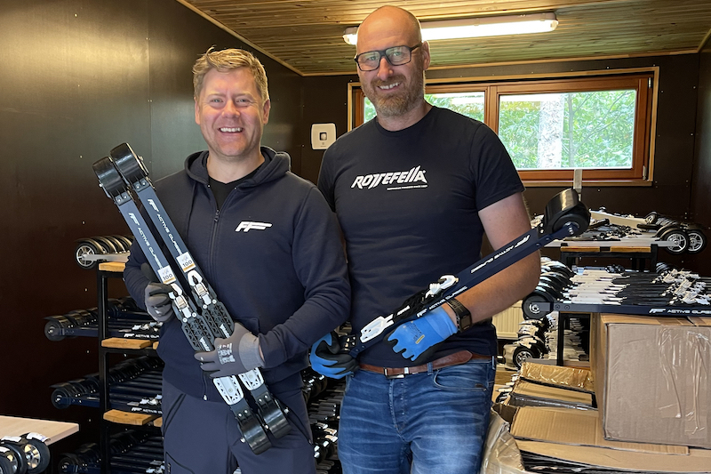 Henrik Lindhagen i FF Rollerskis AS (til venstre) og Espen Berglund i Rottefella bytter låsgrep på 430 rulleski før helgas runde i FIS rulleskiverdenscup i Latvia. Foto: Privat Henrik Lindhagen i FF Rollerskis AS (til venstre) og Espen Berglund i Rottefella bytter låsgrep på 430 rulleski før helgas runde i FIS rulleskiverdenscup i Latvia. Foto: Privat